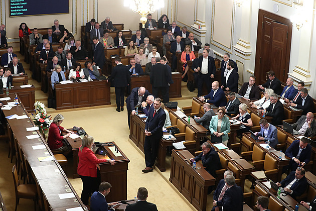 Vláda projedná úsporný balíček, v Londýně začne soud s hercem Spaceym
