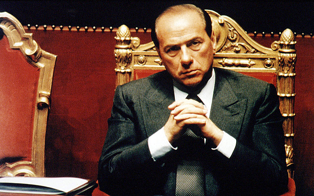 Bezostyšný Berlusconi svedl celou zemi. V mauzoleu chtěl místo i pro milenky