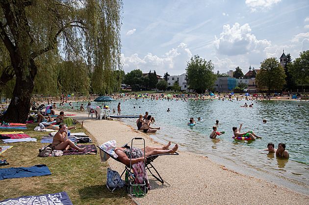 Voda je dobrá, koupaliště připravená. Přírodní plovárny mají první plavce