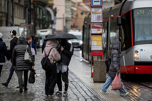 Slunečné počasí vystřídají přeháňky, o víkendu teploty zamíří ke třicítce