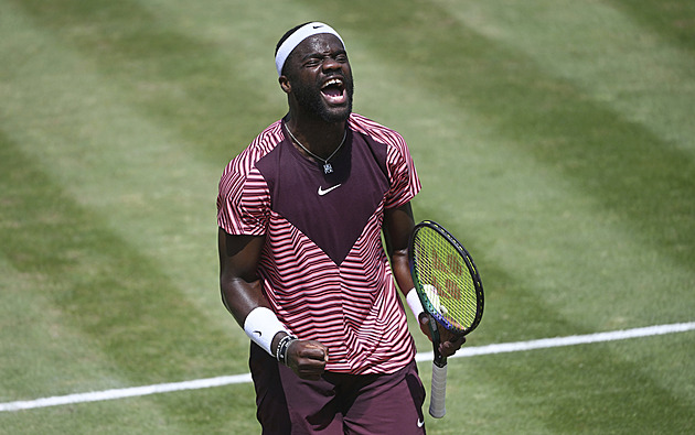 Američan Tiafoe si ve Stuttgartu poprvé zahraje ve finále na trávě