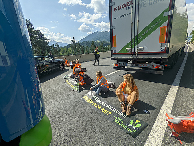Klimaaktivisté zablokovali tepnu Alp, sedli si na most v Brennerském průsmyku