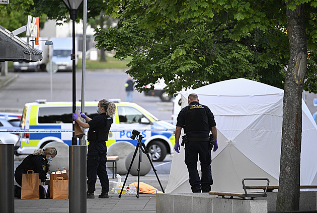 Útočníci ve Stockholmu stříleli kalašnikovy. Zemřel patnáctiletý mladík
