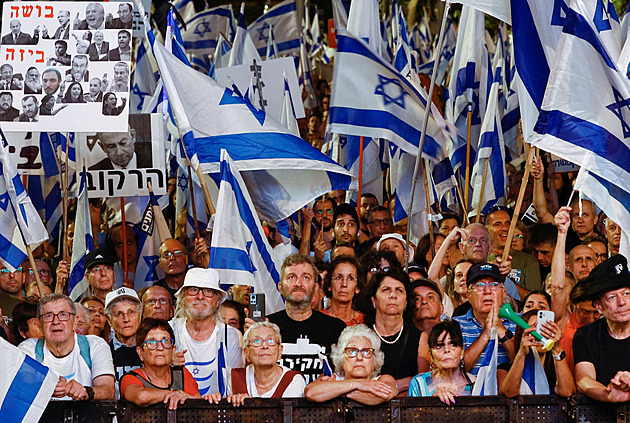 Desetitisíce Izraelců znovu vyšly do ulic. Kritizují vládu Netanjahua