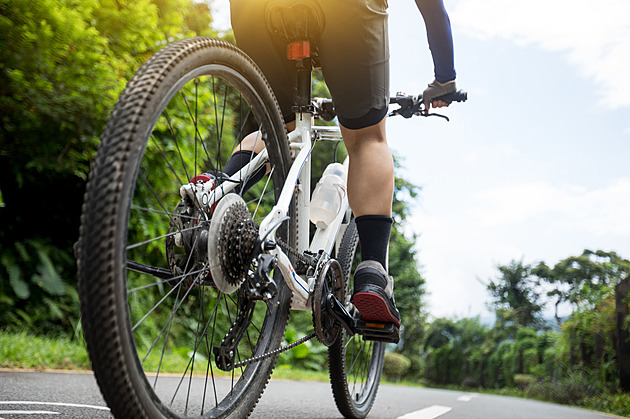 Řidič beze slov napadl pěstmi cyklistu. Když chtěl fotit jeho auto, zbil ho znovu