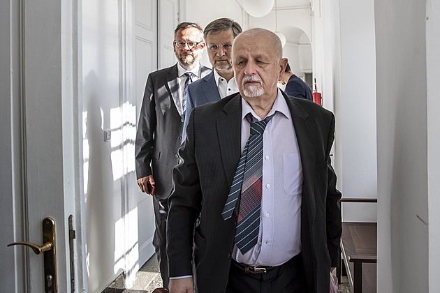 Jak skončil expremiér Nečas u soudu? Vše začalo zdravotnickými knížkami