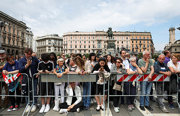 Itálie se loučí s Berlusconim, před milánským dómem čekají tisíce lidí