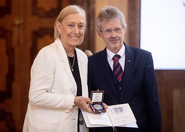 Tenisová legenda Navrátilová převzala stříbrnou medaili předsedy Senátu