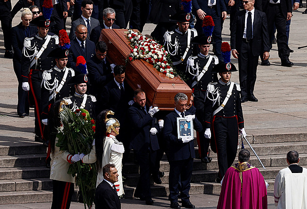 Itálie se rozloučila s Berlusconim, pohřeb sledovaly v Miláně tisíce lidí