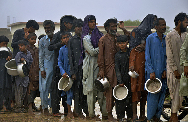 Pobřeží Indie a Pákistánu pustoší cyklon. Evakuováno bylo 180 tisíc lidí