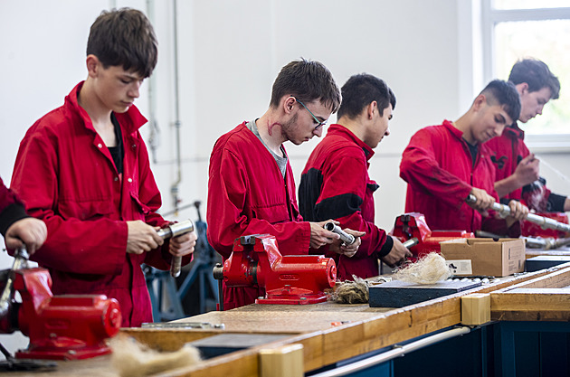 Studenti staví koleje či jídelnu, inspekce dává roudnické učiliště za příklad