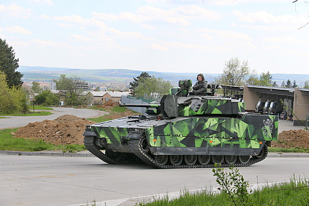 Obrněnce budou stát miliardy navíc. Pochybnosti jsou i kolem podniku VOP CZ