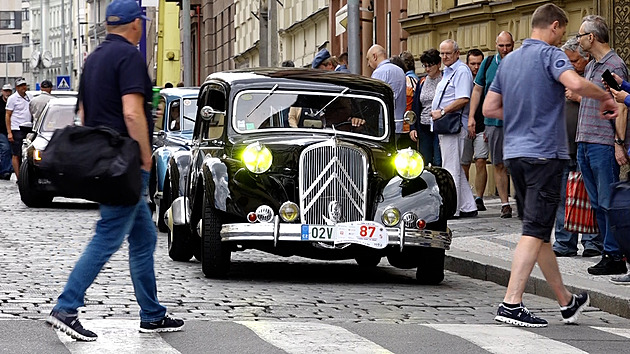 Automuzeum profrčí Československem. Závod na 1000 mil podpořili i prezidenti