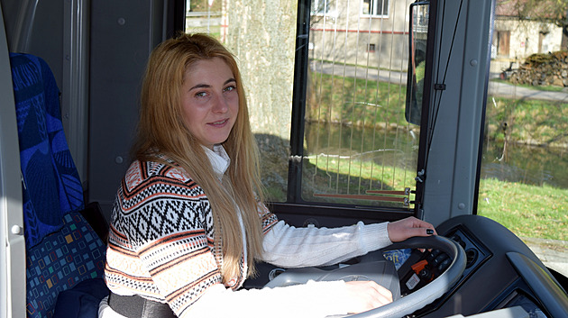 Češi jezdí pomalu. U nás každý spěchá, říká Ukrajinka za volantem autobusu