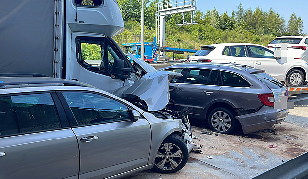 Na Pražském okruhu u Cholupic bouralo pět aut, blokovala směr na Ruzyni