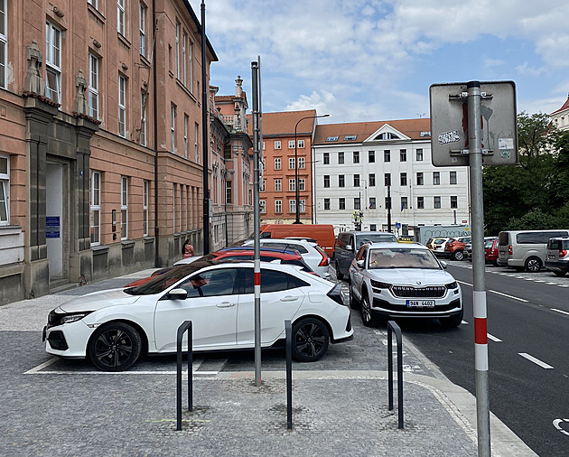 Oprava Karlova náměstí měla vyhnat auta z chodníku, parkovací čáry jsou zpět