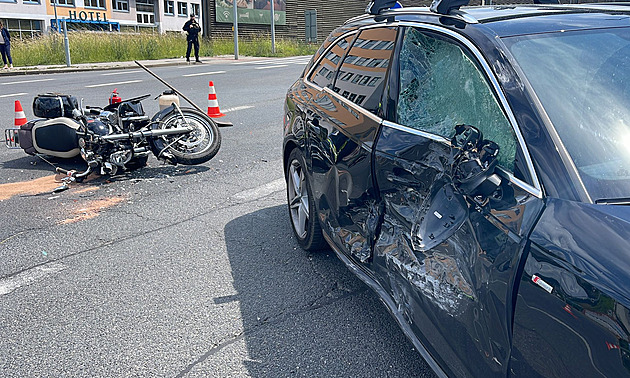 Nehoda auta s motocyklem uzavřela dálnici D2 před Brnem, motorkář je zraněný