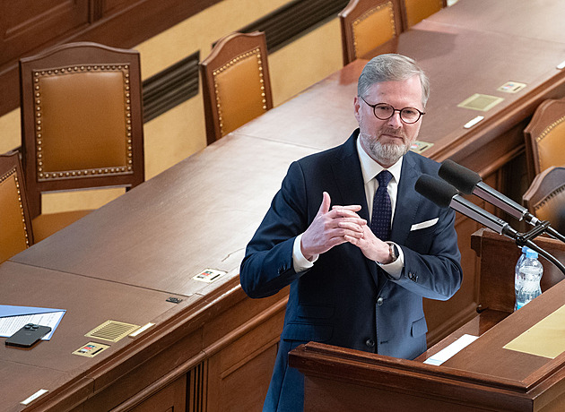 Fialové se ve Sněmovně přeli o „zradu“. Povinné kvóty nebudou, řekl premiér