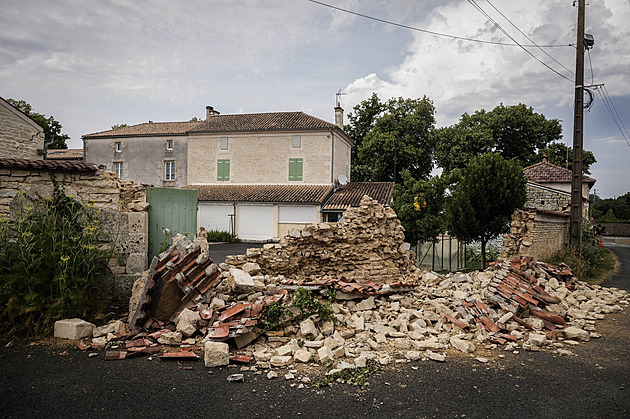 Poničené školy i kostely. Západ Francie zasáhlo nezvykle silné zemětřesení