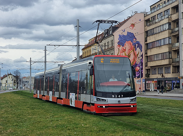 Tramvaj číslo 2 obsluhuje hlavní dopravní trasu na spojnici Hradčanská a...