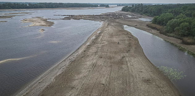 Rakety, munice a lebky v bahně. Prázdná Kachovka odkrývá i boje z minulosti