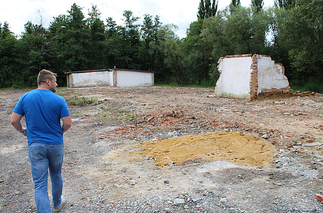 Z lokality Ji�ní lom u Sokolova u� v�t�ina gará�í zmizela.