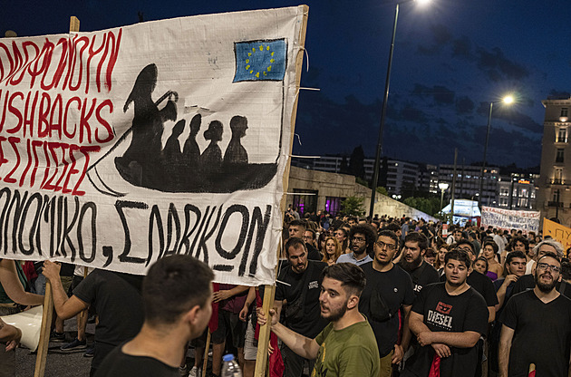 Nechali migranty utopit? Chování řecké pobřežní stráže promlouvá i do voleb
