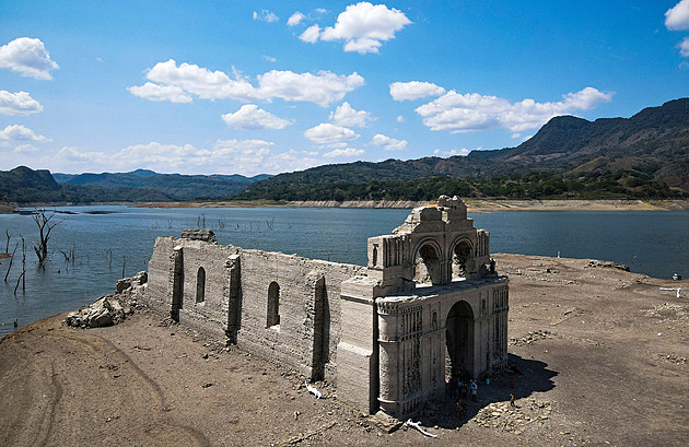 OBRAZEM: Sucho v Mexiku odkrylo zatopený chrám. Po dně lze dojít přímo k němu