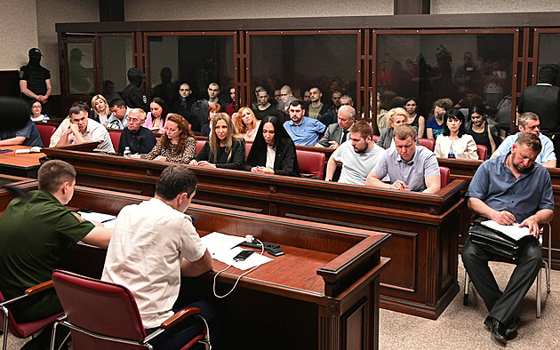 Vyčerpaní, bledí a pohublí. Rusové soudí vojáky z Azova a jejich kuchařky