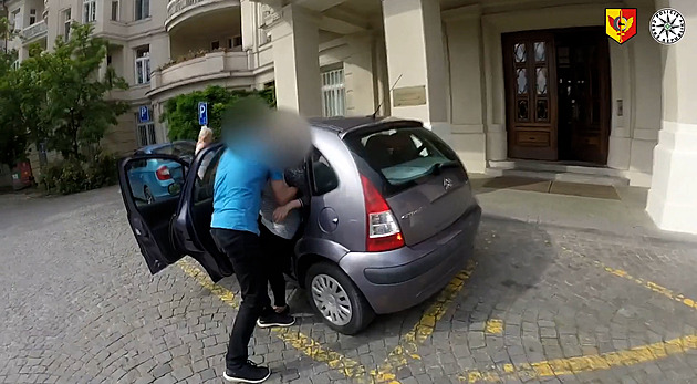 VIDEO: Žena začala rodit v autě. Do porodnice dojela za doprovodu policie