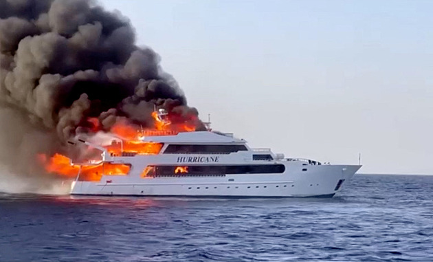 VIDEO: Stačil zkrat a z jachty šlehaly plameny. Tři Britové se pohřešují