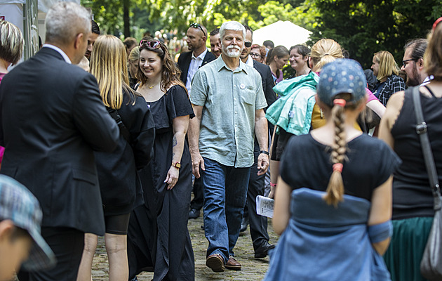 Na Hradě byl Dětský den. Nechyběly kolotoče, kočka Micka ani prezident