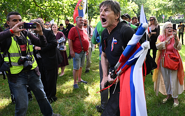 V Česku sílí antisystémové hnutí. Zastínilo i extremisty, varuje vnitro