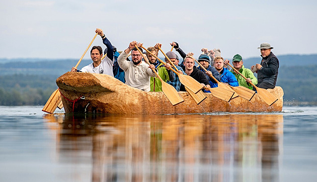 Na dlabaném člunu přes Egejské moře: expedice vypravila plavidlo do Řecka