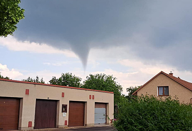 Tornádo se po měsíci vrátilo do stejné obce na Svitavsku. Čechralo střechy