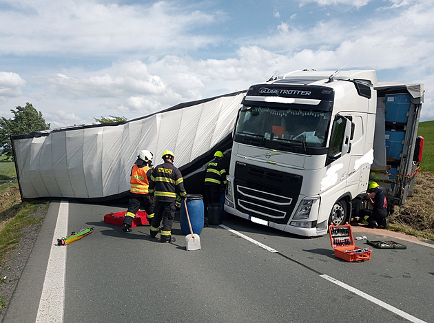 Na Rychnovsku odstranili převrácený kamion, dopravu komplikoval šest hodin