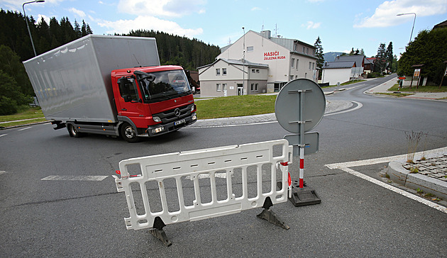 Opravují průtah Želenou Rudou, nákladní auta jezdí po dlouhé objížďce