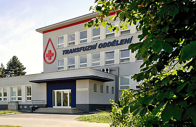 Transfuzní stanice v Plzni prošla rekonstrukcí, nápis na budově v noci svítí