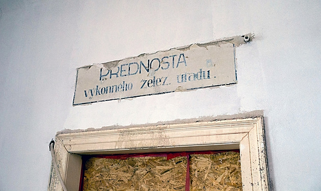 Oprava hlavního nádraží pokročila, kupoli dělníci pokrývají měděnými pláty