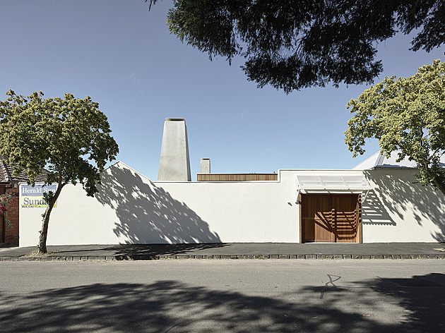 Ze zpustlého mléčného baru mají rodinný dům s parádním kruhovým dvorem