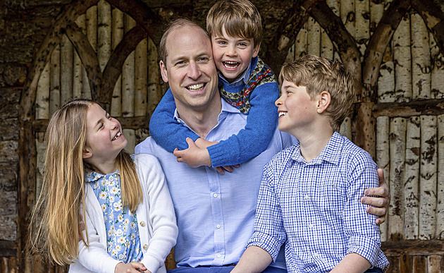 Princ William novými portréty ke Dni otců vzdal poctu královně Alžbětě II.