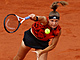 Karolína Muchová servíruje ve finále Roland Garros.