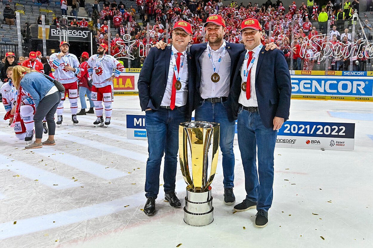 Hlavní t�inecký trenér Václav Vara�a (uprost�ed) a jeho asistenti Ale� Kráto�ka...