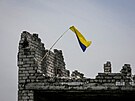 Ukrajinská vlajka v erstv osvobozené vsi Neskune na jihozápad Doncké...