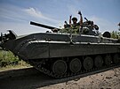 Ukrajinský transportér BMP-1 u erstv osvobozené vsi Neskune na jihozápad...