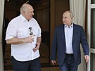 Bloruský prezident Alexandr Lukaenko a jeho ruský protjek Vladimir Putin v...