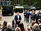Bloruský prezident Alexandr Lukaenko pi návtv vojenského komplexu v...