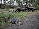 Tlo ruského vojáka a zniený ruský tank u osvobozené obce Staroeve (14....