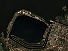Satelitní snímek ukazuje stav vody v ece Dnpr u Záporoské jaderné elektrárny...