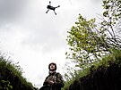 Ukrajintí vojáci bhem przkumu pomocí dron poblí Soledaru (24. dubna 2023)
